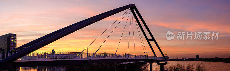 莱茵河上的人行桥，Düsseldorf MedienHafen(媒体港)日落